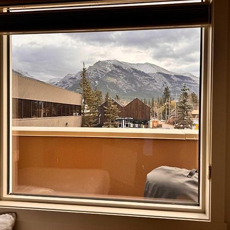 Ravens Crest Lodge - Stunning Views Perfectly Located On Main Street キャンモア エクステリア 写真