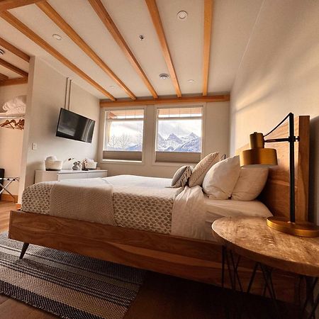 Ravens Crest Lodge - Stunning Views Perfectly Located On Main Street キャンモア エクステリア 写真