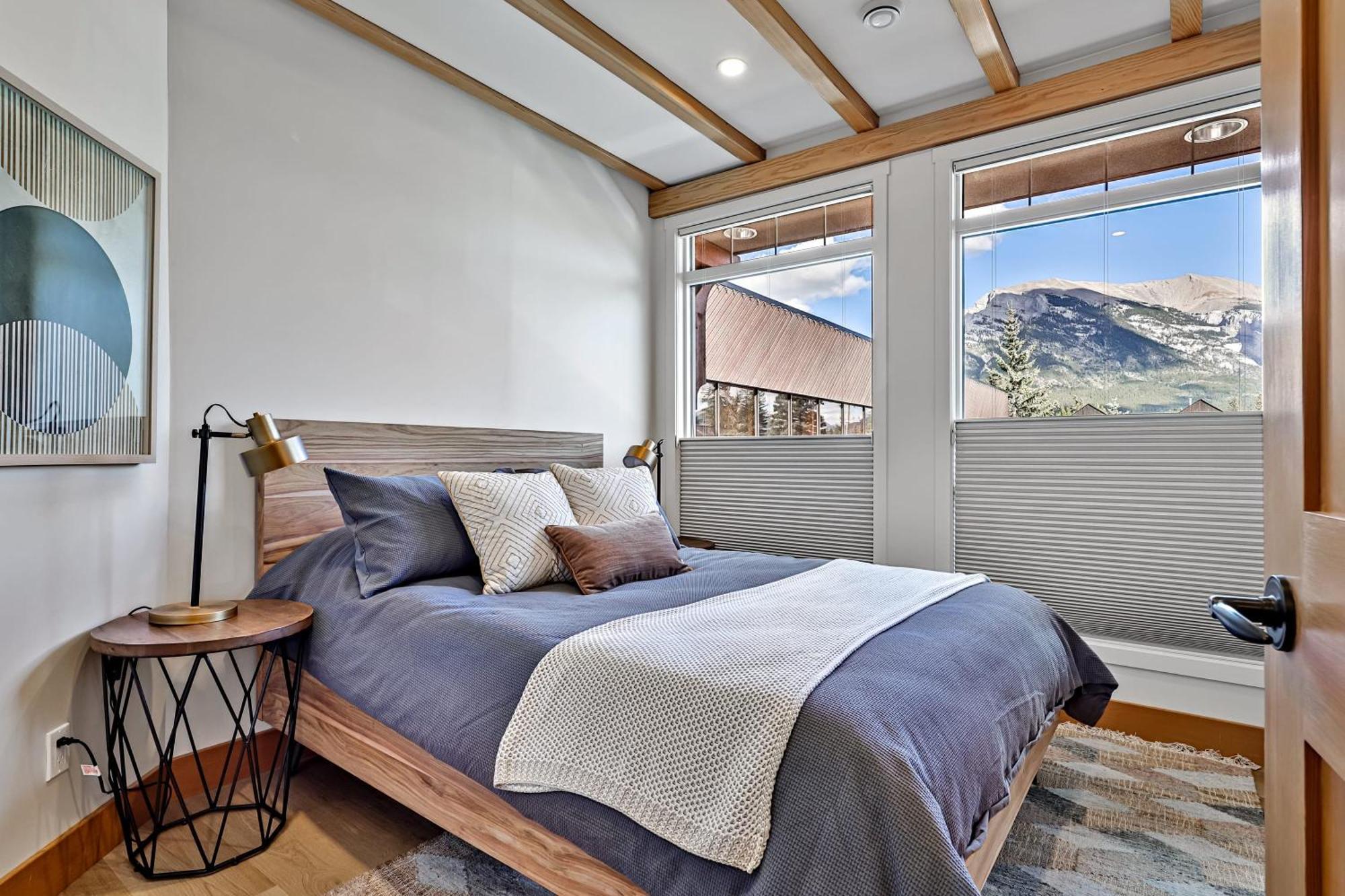 Ravens Crest Lodge - Stunning Views Perfectly Located On Main Street キャンモア エクステリア 写真