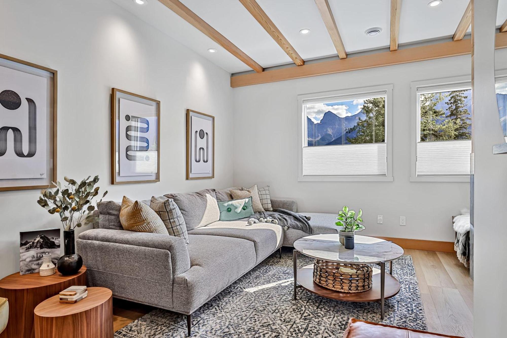 Ravens Crest Lodge - Stunning Views Perfectly Located On Main Street キャンモア エクステリア 写真