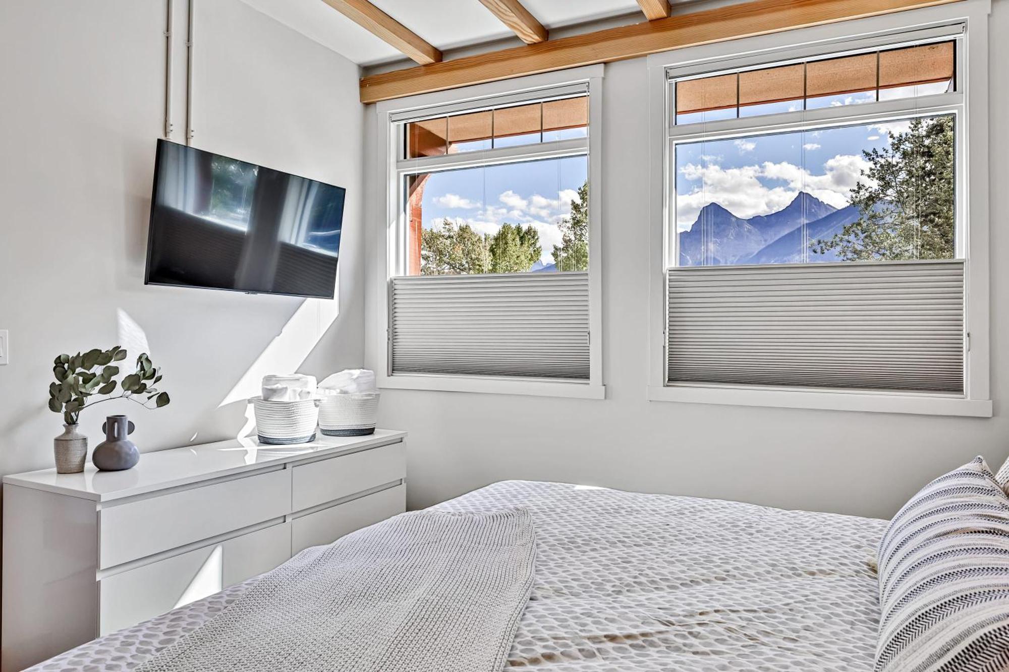 Ravens Crest Lodge - Stunning Views Perfectly Located On Main Street キャンモア エクステリア 写真