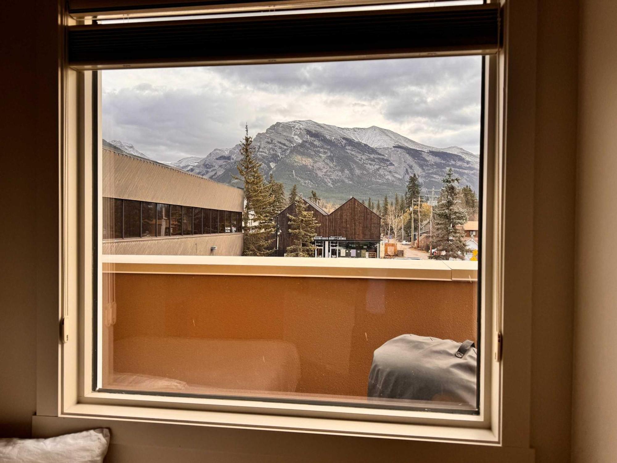 Ravens Crest Lodge - Stunning Views Perfectly Located On Main Street キャンモア エクステリア 写真