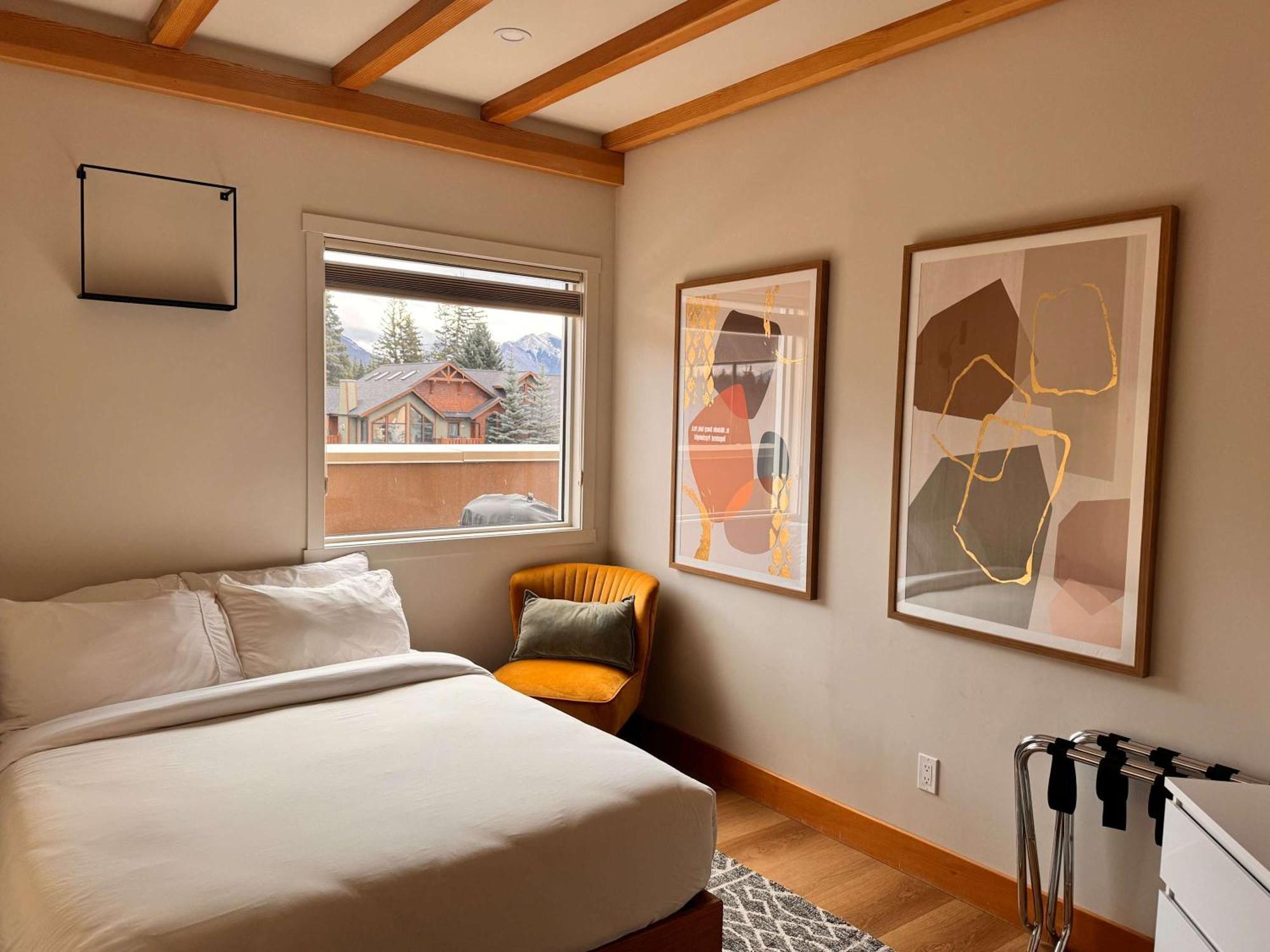 Ravens Crest Lodge - Stunning Views Perfectly Located On Main Street キャンモア エクステリア 写真