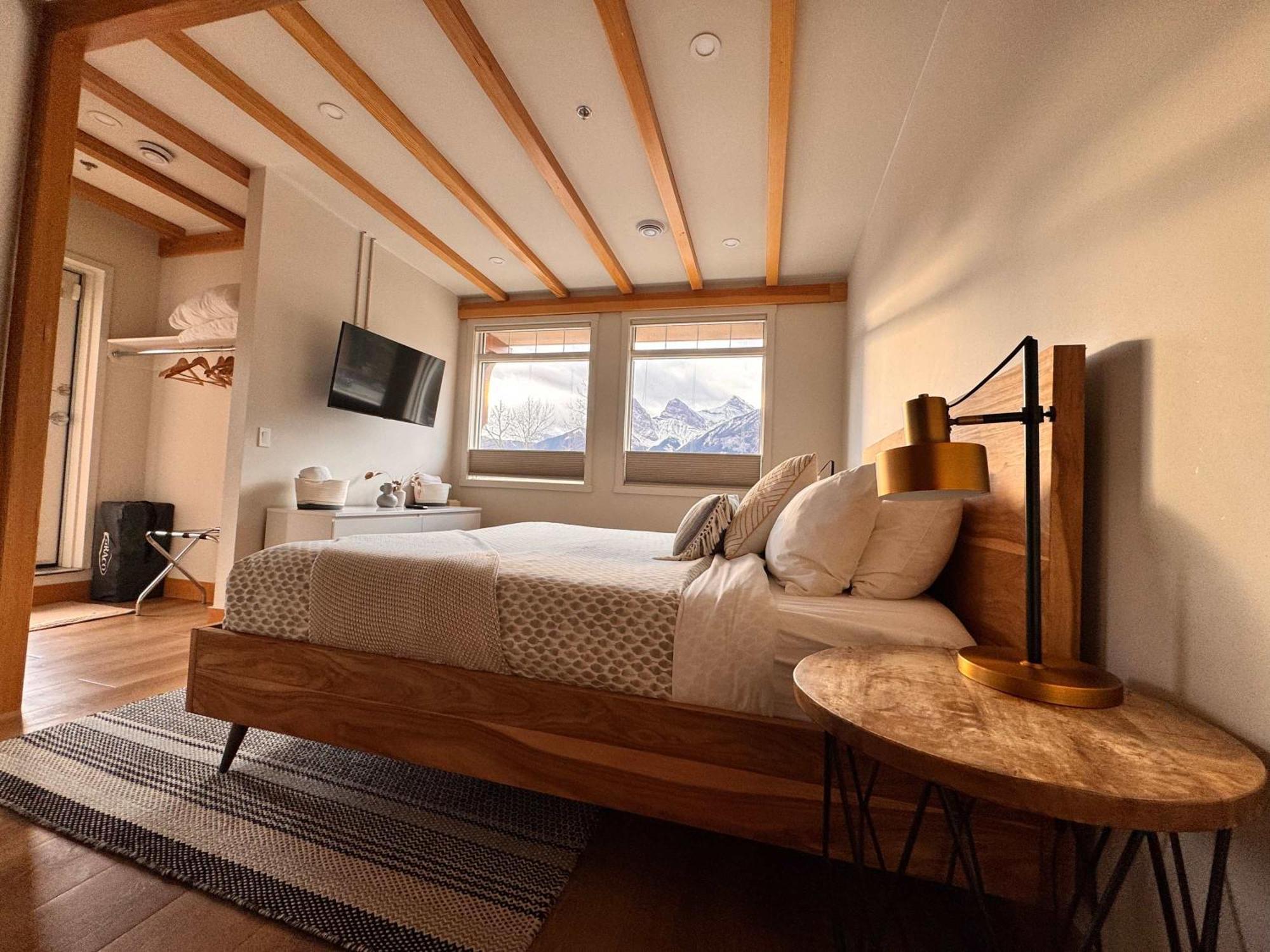 Ravens Crest Lodge - Stunning Views Perfectly Located On Main Street キャンモア エクステリア 写真