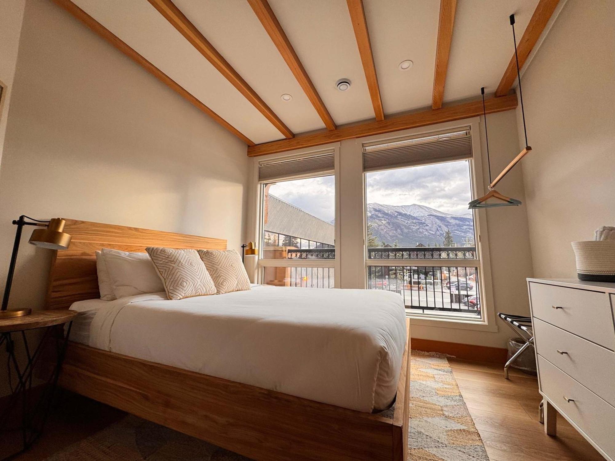 Ravens Crest Lodge - Stunning Views Perfectly Located On Main Street キャンモア エクステリア 写真